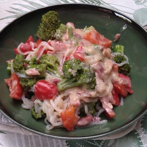 Romige noedels met spekjes, broccoli en rode paprika - receptenwijzer.be