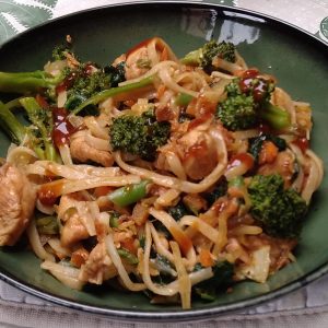 Volkoren noedels met kip, veel groentjes en pad thai saus - receptenwijzer.be