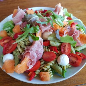 Zomerse pastasalade met meloen en parmaham - receptenwijzer.be