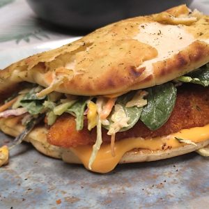 Naanburger met kippencrunchies - receptenwijzer.be