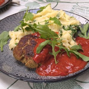 Pestohamburger met kaaspuree en tomaten-ricottasaus - receptenwijzer.be